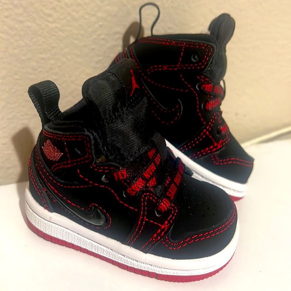 Baby’s Black/Red AirJorsan - Picture 2 of 6